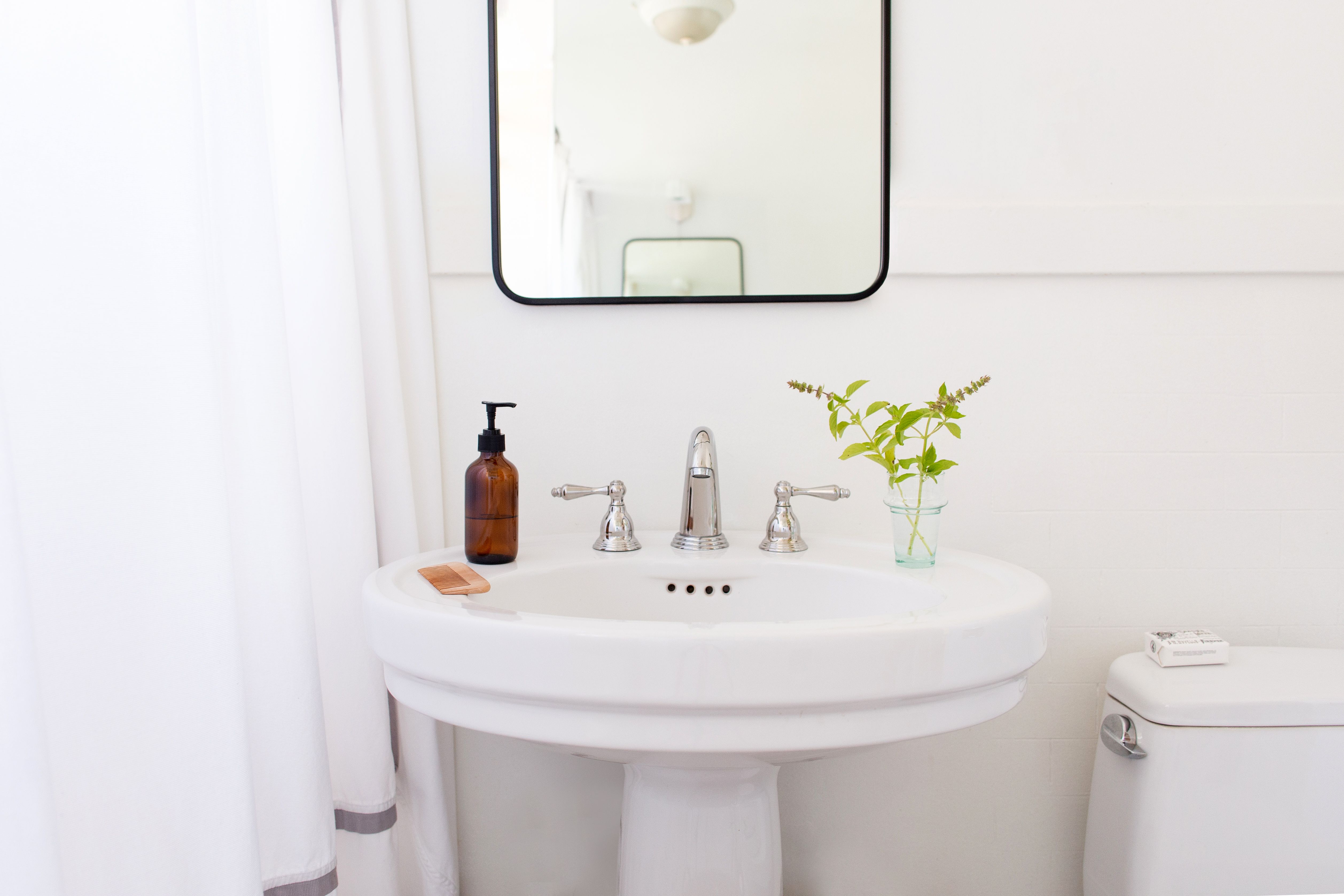 ​​7 Easy Ways to Make a Small Bathroom Feel Bigger