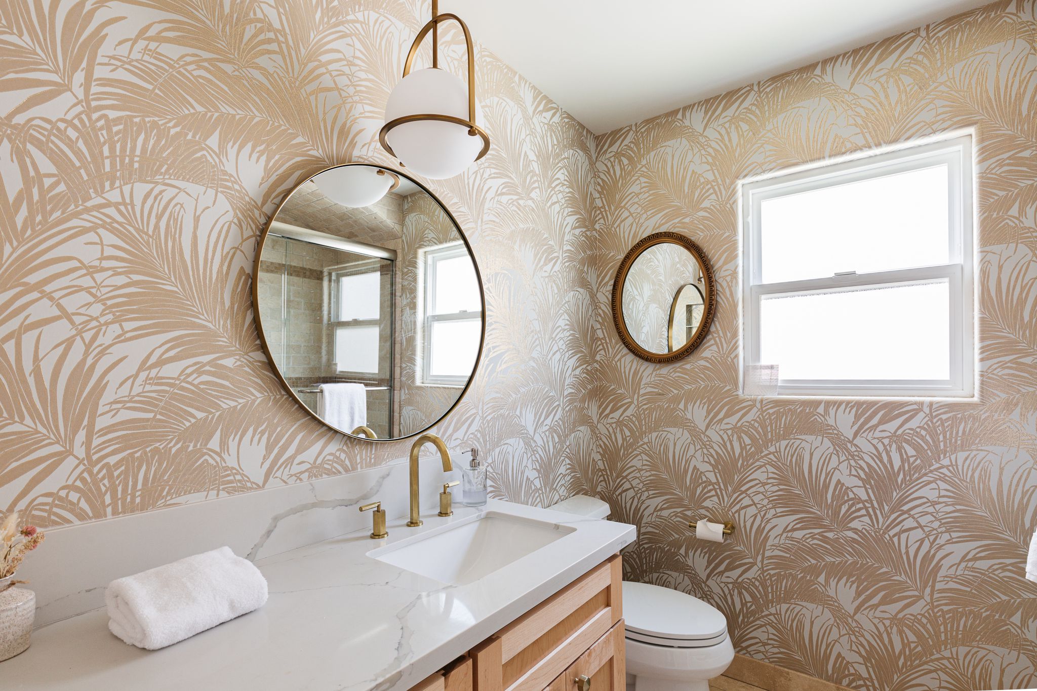 30 Beautiful Bathroom Wallpaper Ideas We Want to Copy