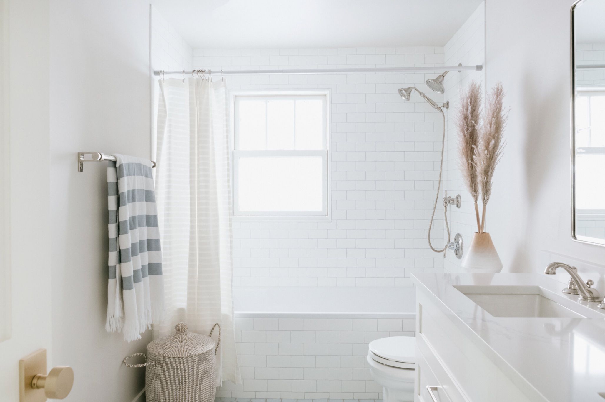 27 Small Bathroom Tips Interior Designers Want You to Know