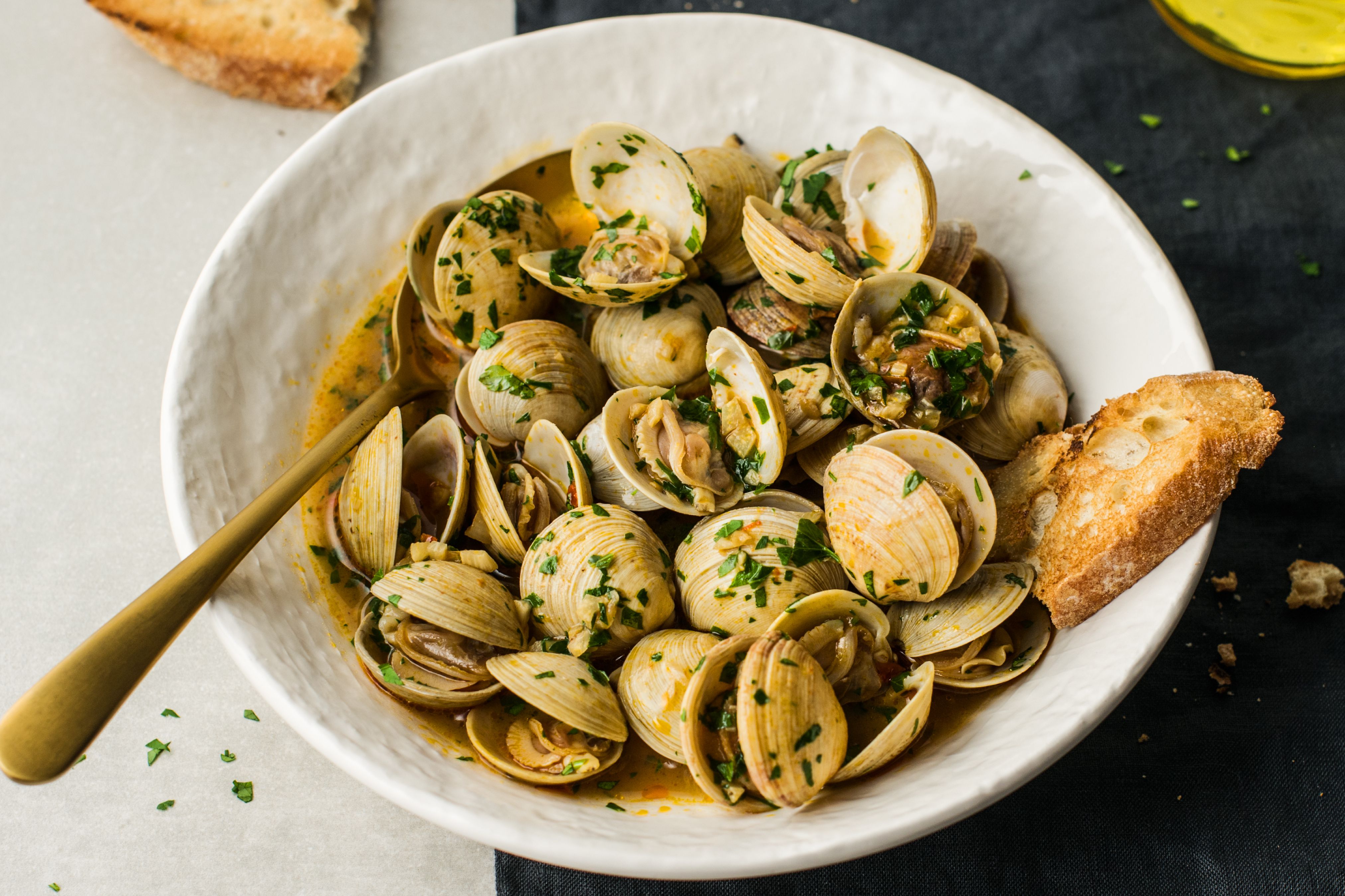 Spicy White Wine Steamed Clams
