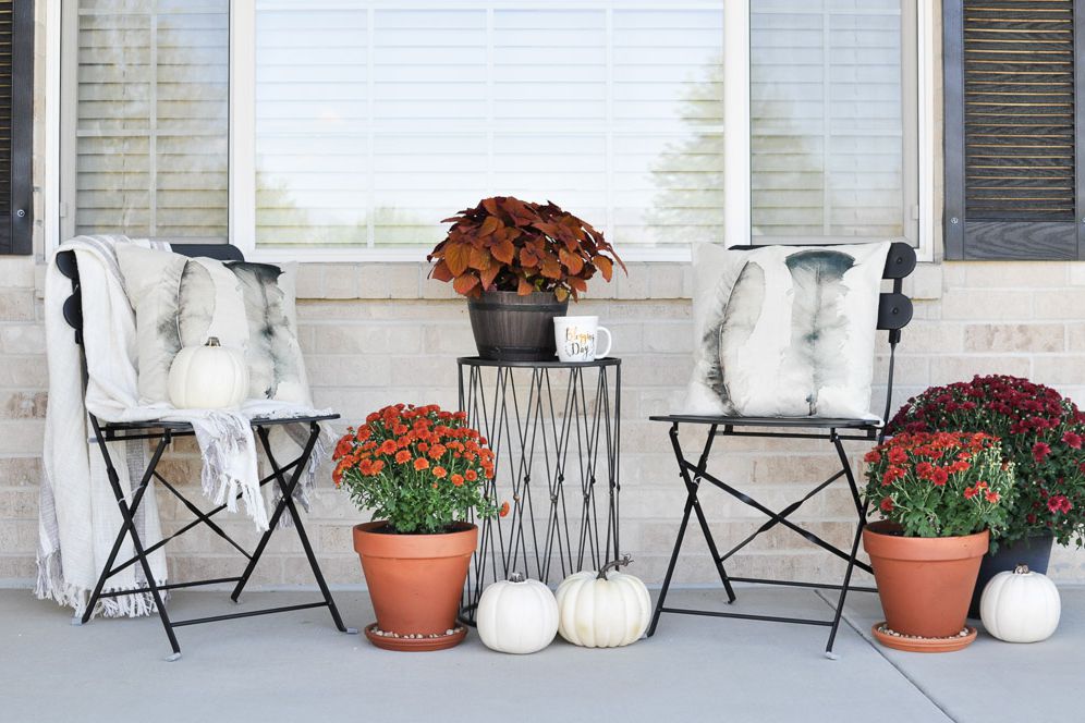 18 Beautiful Front Porches With Fall Flowers