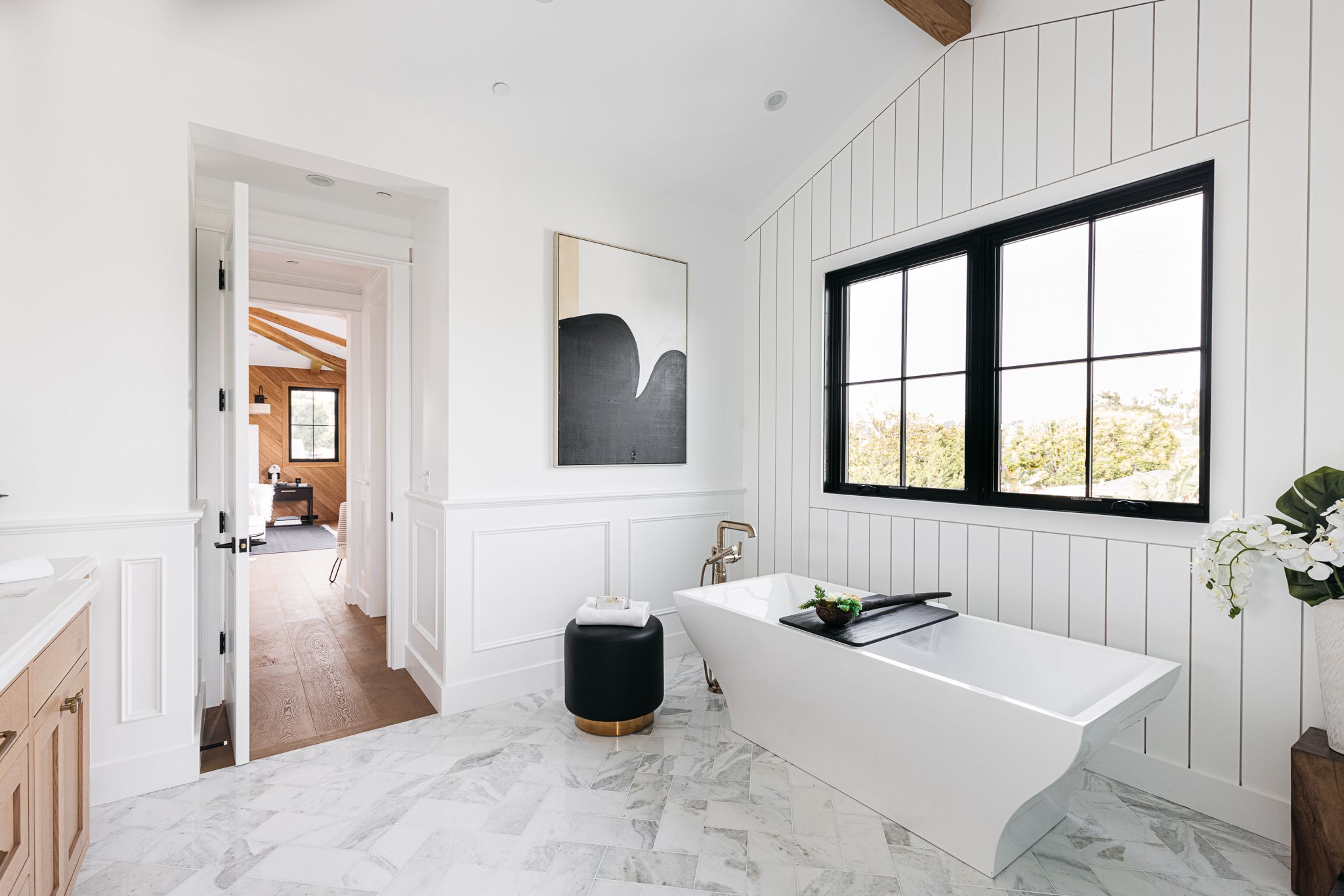 16 Gorgeous White Marble Bathrooms