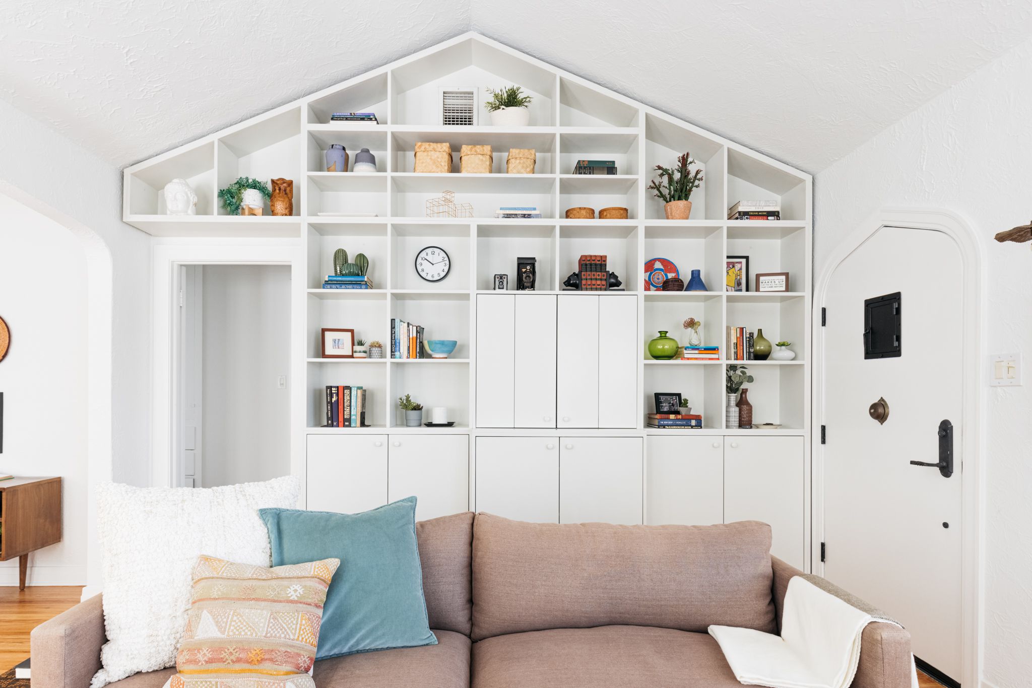 17 DIY Built-in Bookcases We Want to Copy