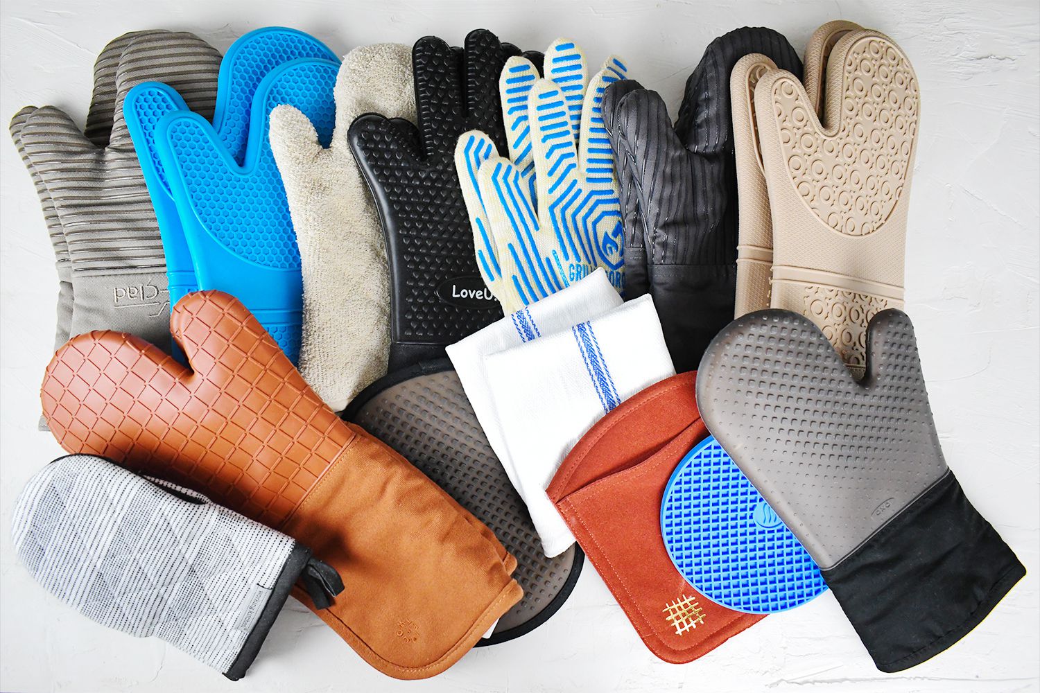 We Tested 14 Oven Mitts and Pot Holders to Find the Best Ones