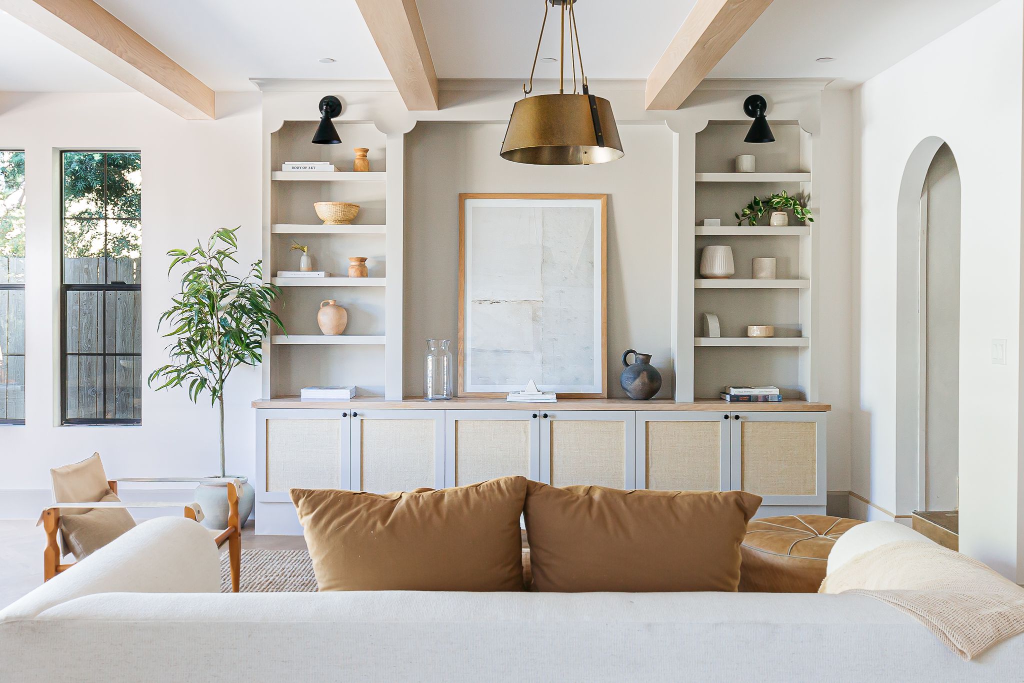 20 Beautiful Living Rooms With Built-in Shelving