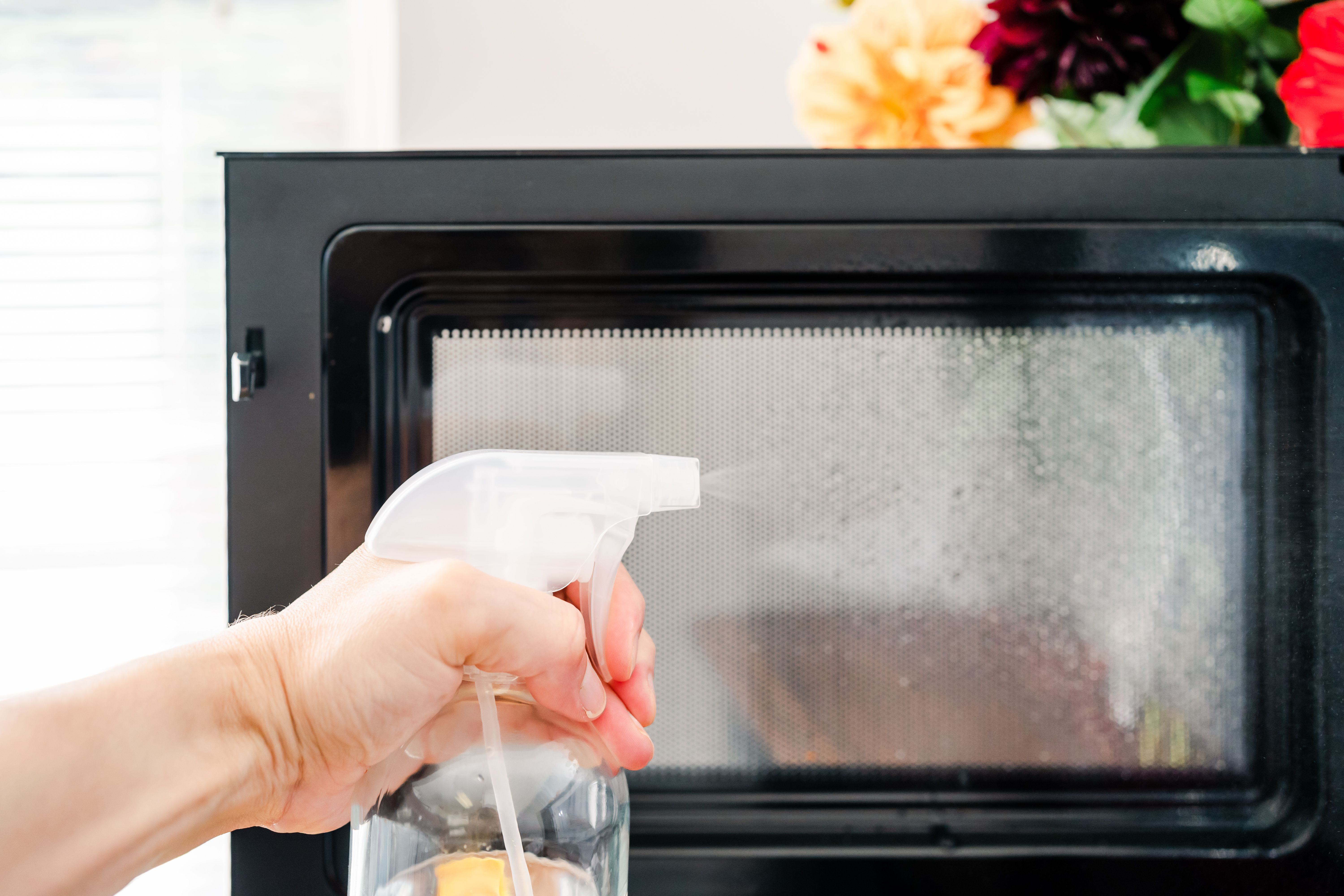The 2-Ingredient Microwave Cleaning Trick